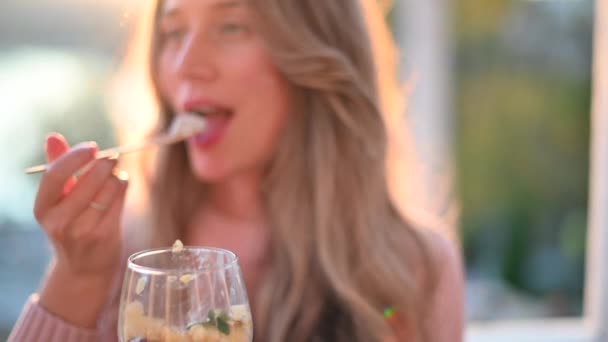 日没時に公園でチアシードとフルーツサラダを食べる女性 — ストック動画
