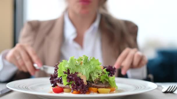 Frau Isst Restaurant Rindfleischsalat Mit Gemüse — Stockvideo
