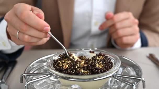 Mujer Comiendo Desierto Tiramisú Con Trozos Chocolate Restaurante — Vídeo de stock