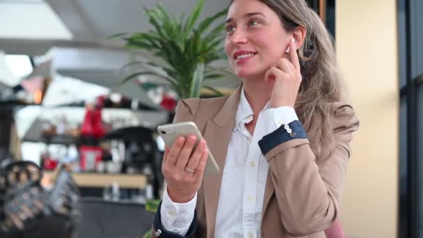 Vrouw Met Peulen Aan Telefoon Een Restaurant — Stockvideo