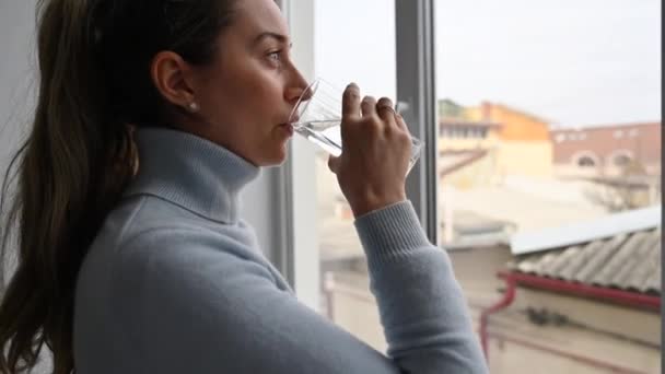 Mujer Bebiendo Agua Vaso Oficina — Vídeo de stock