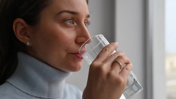 Vrouw Die Water Drinkt Uit Een Glas Kantoor — Stockvideo