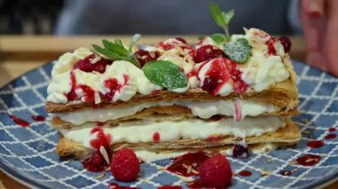 Millefeuille tatlısını mavi tabakta bir restoranda
