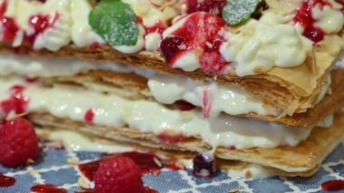 Millefeuille tatlısını mavi tabakta bir restoranda