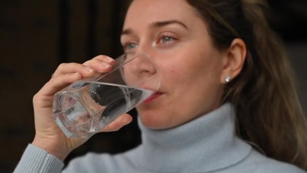 Γυναίκα Πίνει Νερό Από Ένα Ποτήρι Στο Γραφείο — Αρχείο Βίντεο