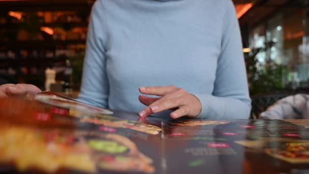 Γυναίκα Διαβάζει Ένα Μενού Ένα Εστιατόριο Στο Επαγγελματικό Γεύμα — Αρχείο Βίντεο
