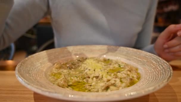 Femme Mangeant Risotto Aux Champignons Dans Restaurant — Video