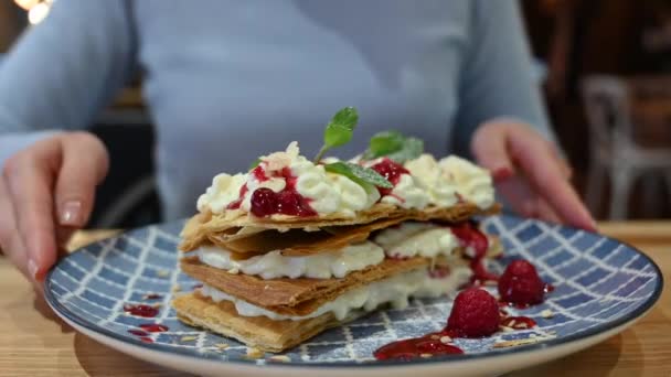 Millefeuille Tatlısını Mavi Tabakta Bir Restoranda — Stok video