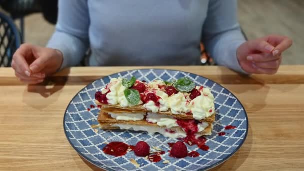 Millefeuille Dessert Einem Restaurant Mit Blauem Teller — Stockvideo