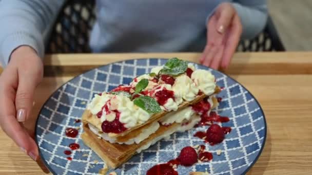 Десерт Millefeuille Ресторані Блакитній Тарілці — стокове відео