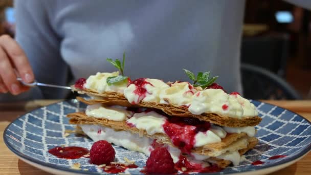 Frau Isst Millefeuille Dessert Restaurant — Stockvideo