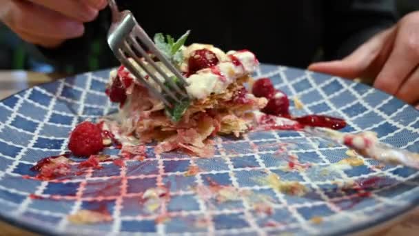 Mężczyzna Jedzący Deser Millefeuille Restauracji — Wideo stockowe
