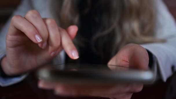 Femeia Care Lucrează Telefonul Mobil Într Restaurant Prânz Aproape — Videoclip de stoc