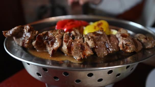 Κοντινό Πλάνο Του Βοείου Κρέατος Σχάρας Μεταλλικά Πιάτα Ένα Παραδοσιακό — Αρχείο Βίντεο