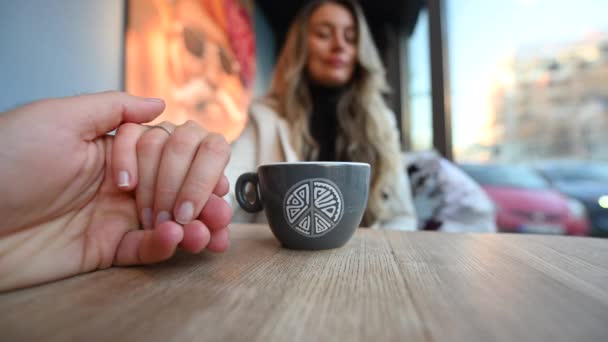 Coppia Innamorata Che Tiene Mano Ristorante Tazza Caffè Sul Tavolo — Video Stock