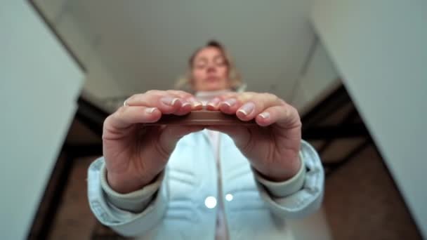 Femme Cassant Une Barre Gaufrettes Recouverte Chocolat Ralenti — Video