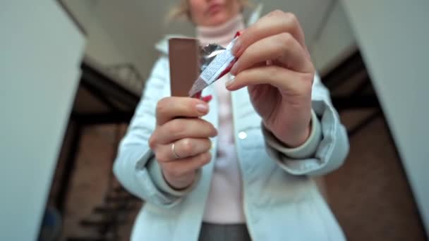 Frau Öffnet Zeitlupe Einen Mit Schokolade Überzogenen Waffelriegel — Stockvideo