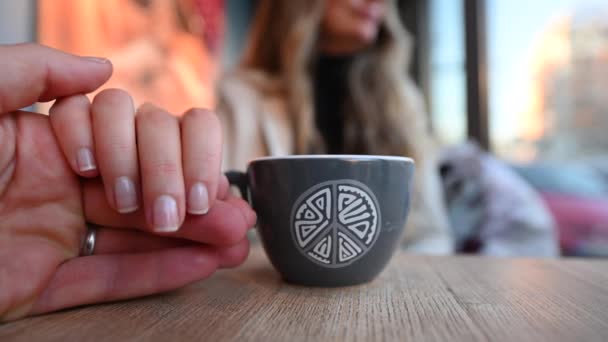 Några Håller Hand Restaurang Kaffekopp Bordet — Stockvideo