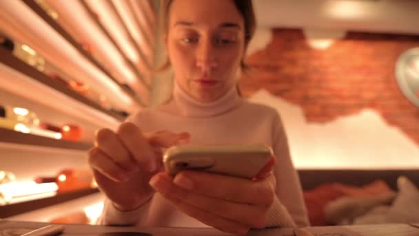 Kvinne Som Jobber Med Mobiltelefon Restaurant Lunsjen – stockvideo