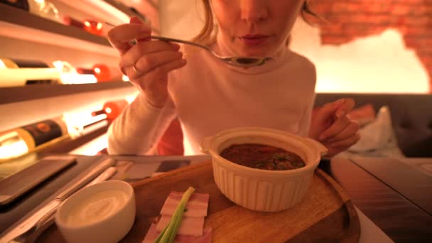 Frau Isst Fleischsuppe Beim Geschäftsessen Einem Restaurant — Stockvideo