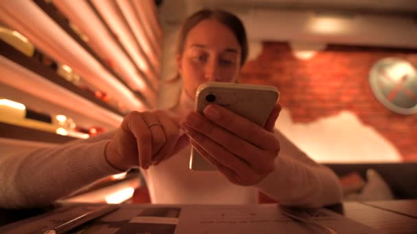 Mulher Trabalhando Telefone Celular Restaurante Almoço — Vídeo de Stock