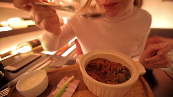Restoranda Çorbası Içen Bir Kadın — Stok video