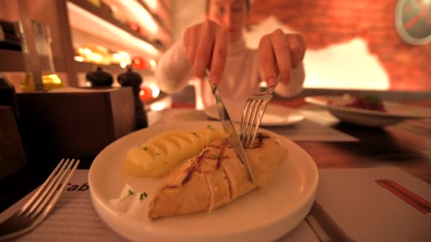 Femme Mangeant Filet Poulet Dans Restaurant Déjeuner Affaires — Video
