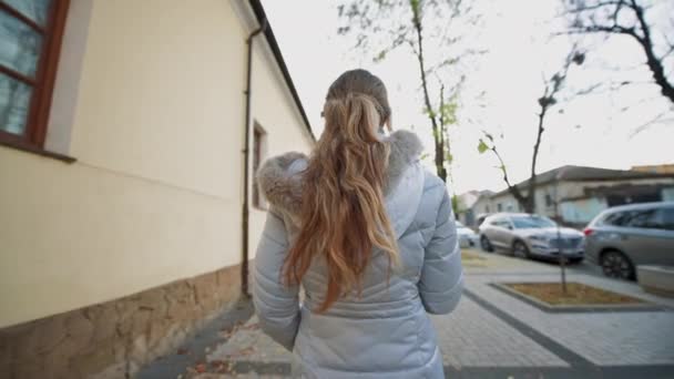 Γυναίκα Που Φοράει Χειμωνιάτικο Παλτό Περπατώντας Στο Δρόμο — Αρχείο Βίντεο