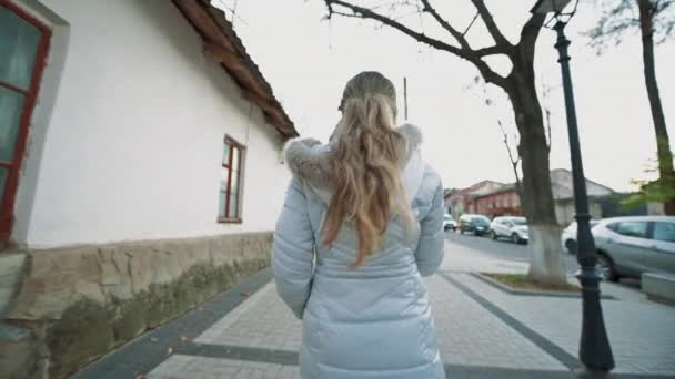 Woman Wearing Winter Coat Walking Street — Stock Video