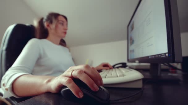 Vrouw Werkt Computer Kantoor Wijds Uitzicht — Stockvideo