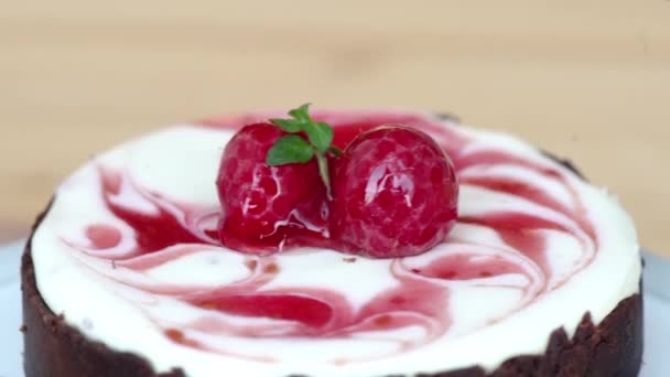 Bewegender Schokoladenkuchen Mit Kirsche Obendrauf — Stockvideo