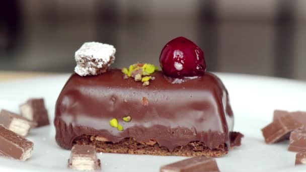 Beweglicher Schokoladenkuchen Mit Kirsche Obendrauf Makro Nahaufnahme — Stockvideo