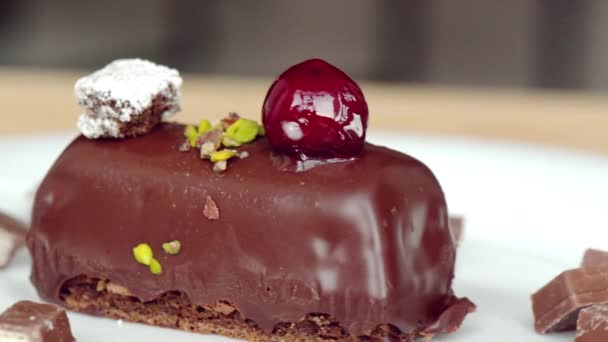 Flytta Chokladtårta Med Körsbär Toppen Makro Närbild — Stockvideo