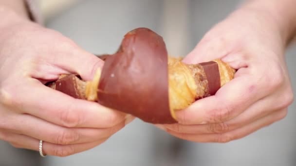 Mujer Rompiendo Aplastando Croissant Francés Con Chocolate Mañana Macro Primer — Vídeos de Stock