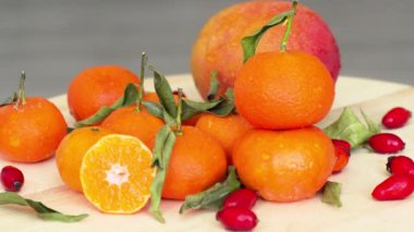 Portakal, mango, gül ağacı ve yeşil yapraklı kompozisyon