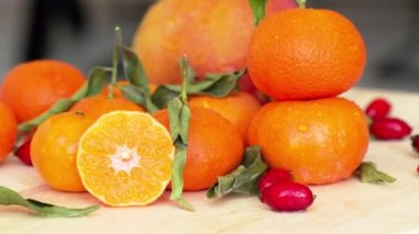 Portakal, mango, gül ağacı ve yeşil yapraklı kompozisyon.