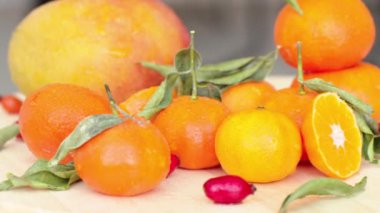 Portakal, mango, gül ağacı ve yeşil yapraklı kompozisyon.