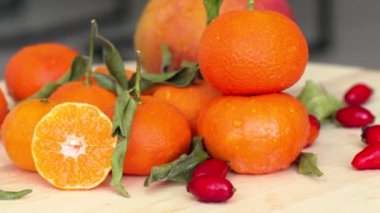 Portakal, mango, gül ağacı ve yeşil yapraklı kompozisyon
