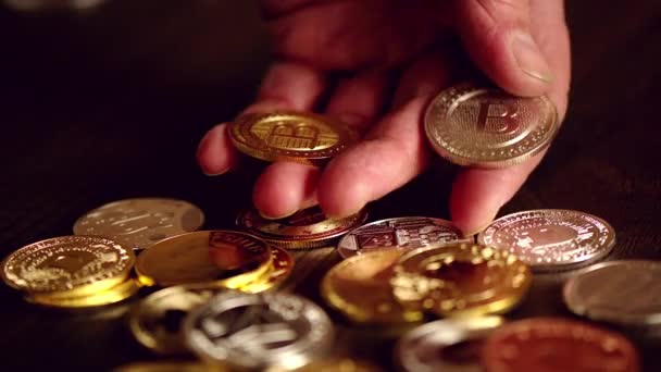Muž Ruka Drží Kryptografické Mince Zlatý Bitcoin Stole — Stock video