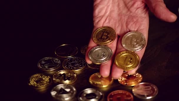 Man Hand Met Crypto Munten Gouden Bitcoin Een Tafel — Stockvideo