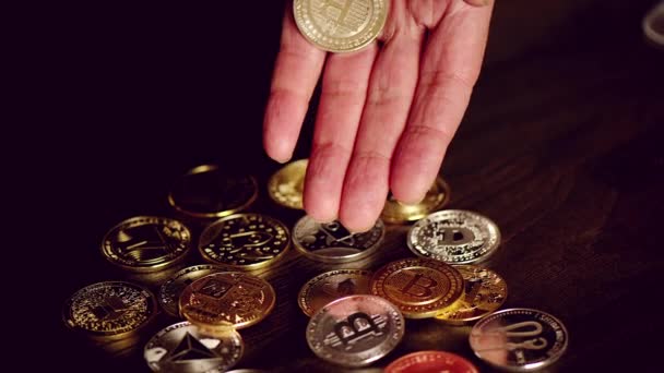 Muž Ruka Přitahuje Kryptografické Mince Zlatý Bitcoin — Stock video