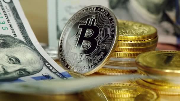 Närbild Krypto Mynt Med Silver Bitcoin Och Dollar — Stockvideo