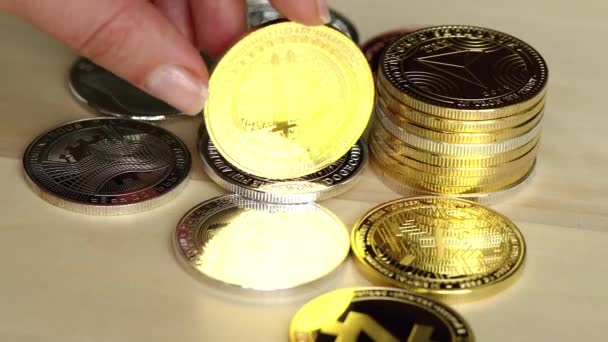 Kobieta Bawiąca Się Monetami Krypto Złotą Bitcoinem Zbliżenie — Wideo stockowe