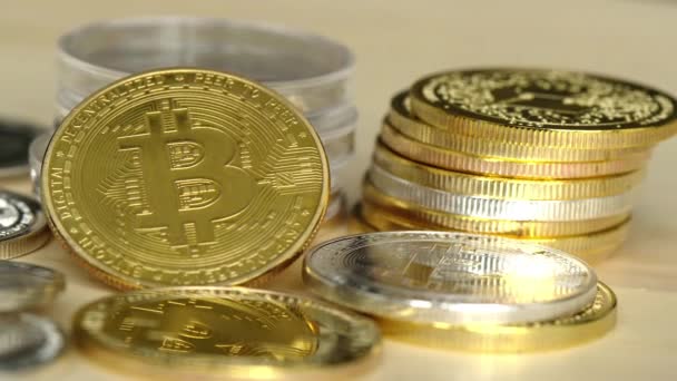 Cerrar Monedas Criptográficas Con Bitcoin Oro — Vídeos de Stock