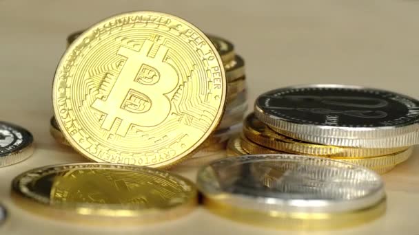 Mujer Jugando Con Monedas Criptográficas Con Bitcoin Oro Cerca — Vídeos de Stock