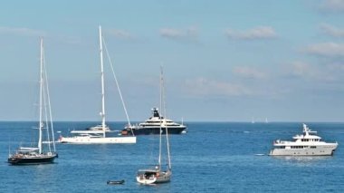 Antibes, Fransa 'da yüzen yatları olan Akdeniz kıyıları