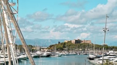 Fransa 'nın panzebanilerindeki liman manzarası. Bağlı tekne ve yatlar, arka planda Fort Carre, yeşillik.
