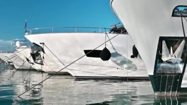 Fransa 'nın Antibes limanının manzarası. Demirlemiş yatlar, Akdeniz 'in mavi suları.