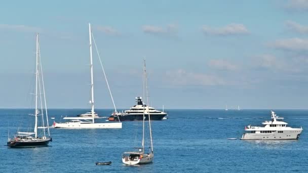 在法国安蒂比斯拥有漂浮游艇的地中海海岸 — 图库视频影像
