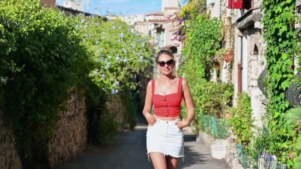 Mujer Caucásica Gafas Sol Posando Una Calle Estrecha Antibes Francia — Vídeos de Stock